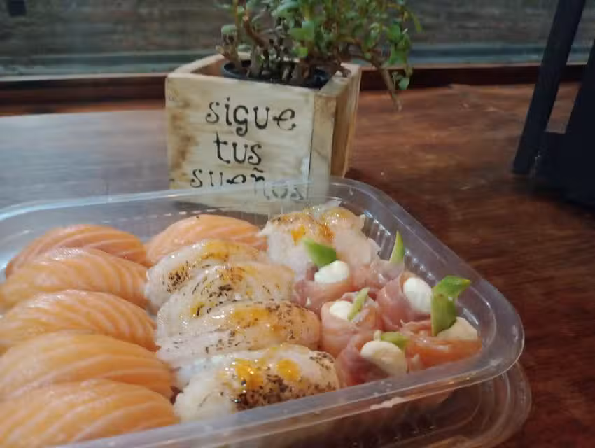 Caba&ntilde;a Adorian sushi