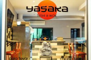 LETS ROLL Sushi and Wok chascom&uacute;s