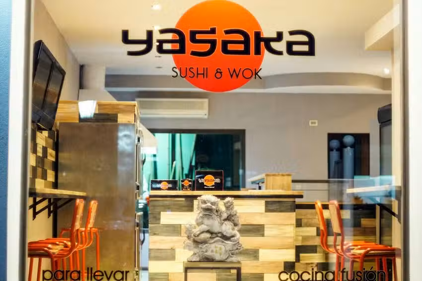 LETS ROLL Sushi and Wok chascom&uacute;s